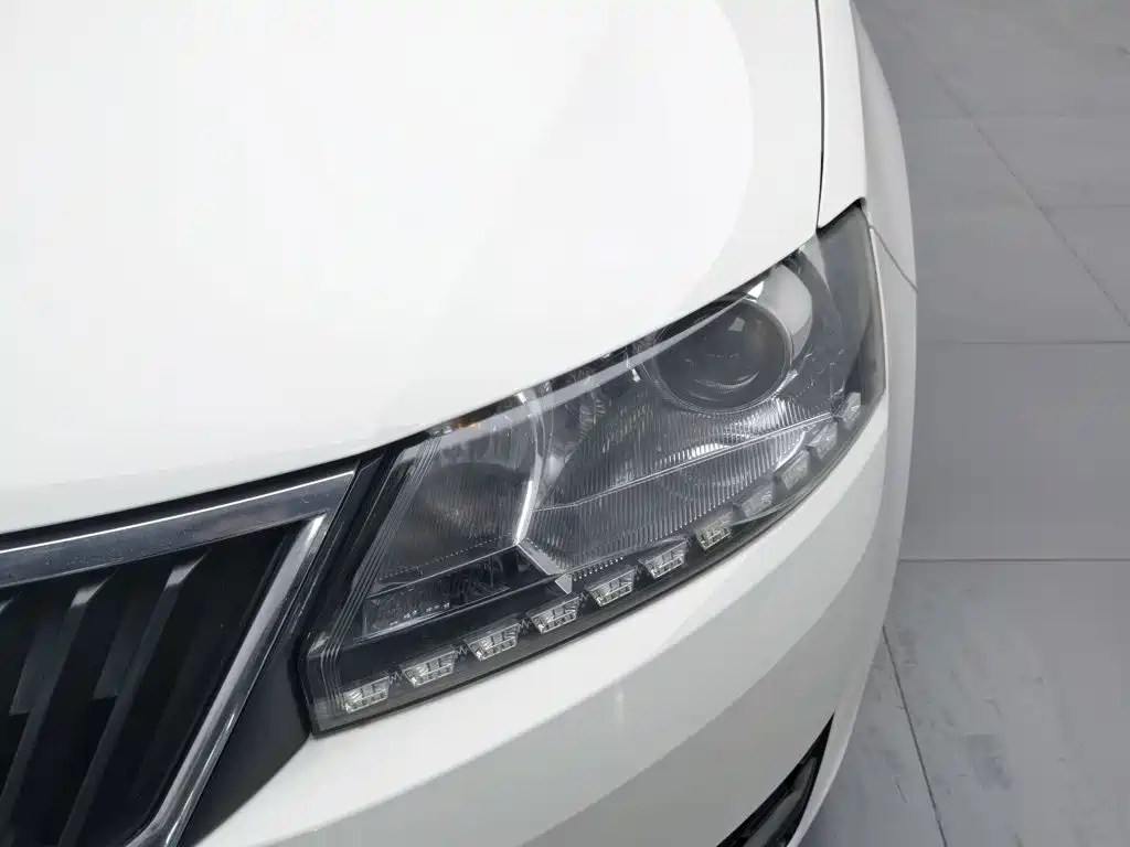Skoda Rapid Spaceback — миниатюра 7