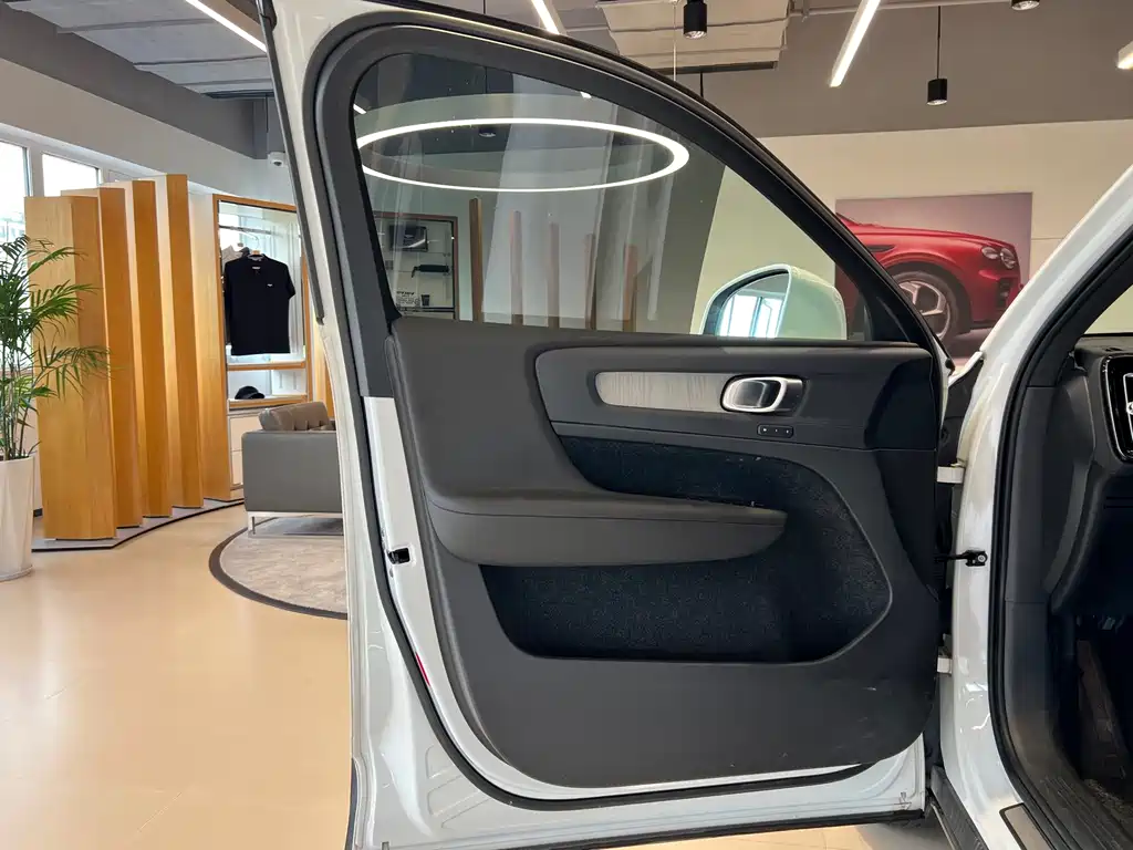 Volvo XC40 — миниатюра 7