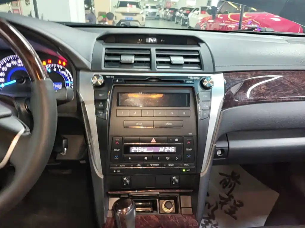 Toyota Camry — миниатюра 13