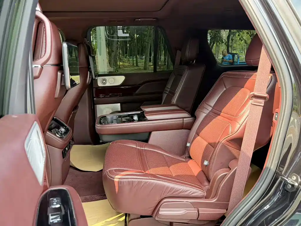 Lincoln Navigator — миниатюра 24