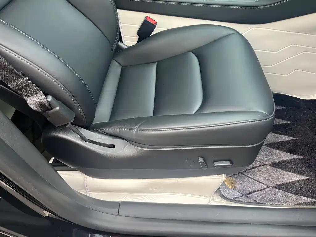 Tesla Model Y — миниатюра 11
