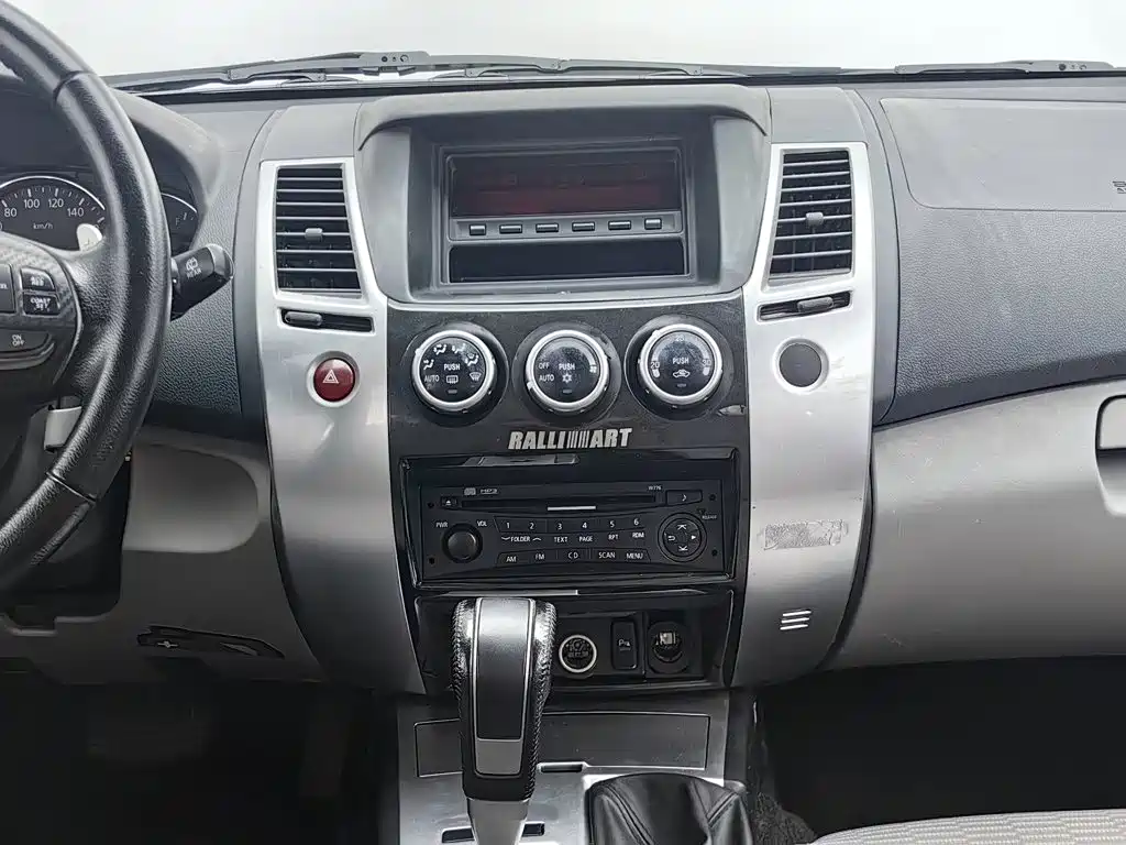 Mitsubishi Pajero Sport — миниатюра 12