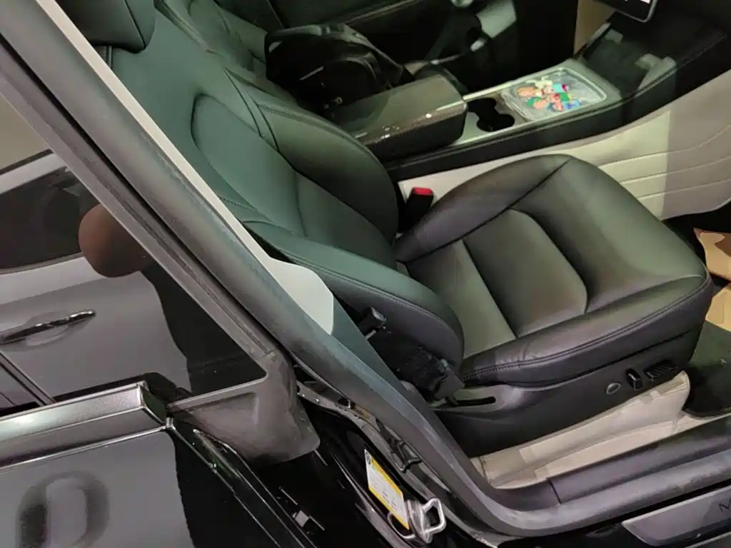 Tesla Model Y — миниатюра 25