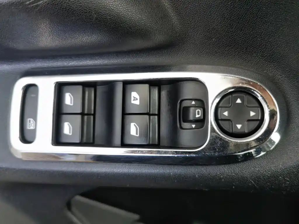 Peugeot 301 2014 1.6L MT Comfort