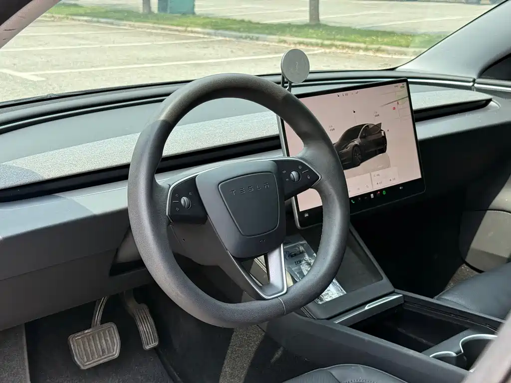 Tesla Model 3 — миниатюра 10