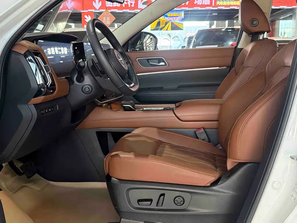 NISSAN EXPLORING THE LAND