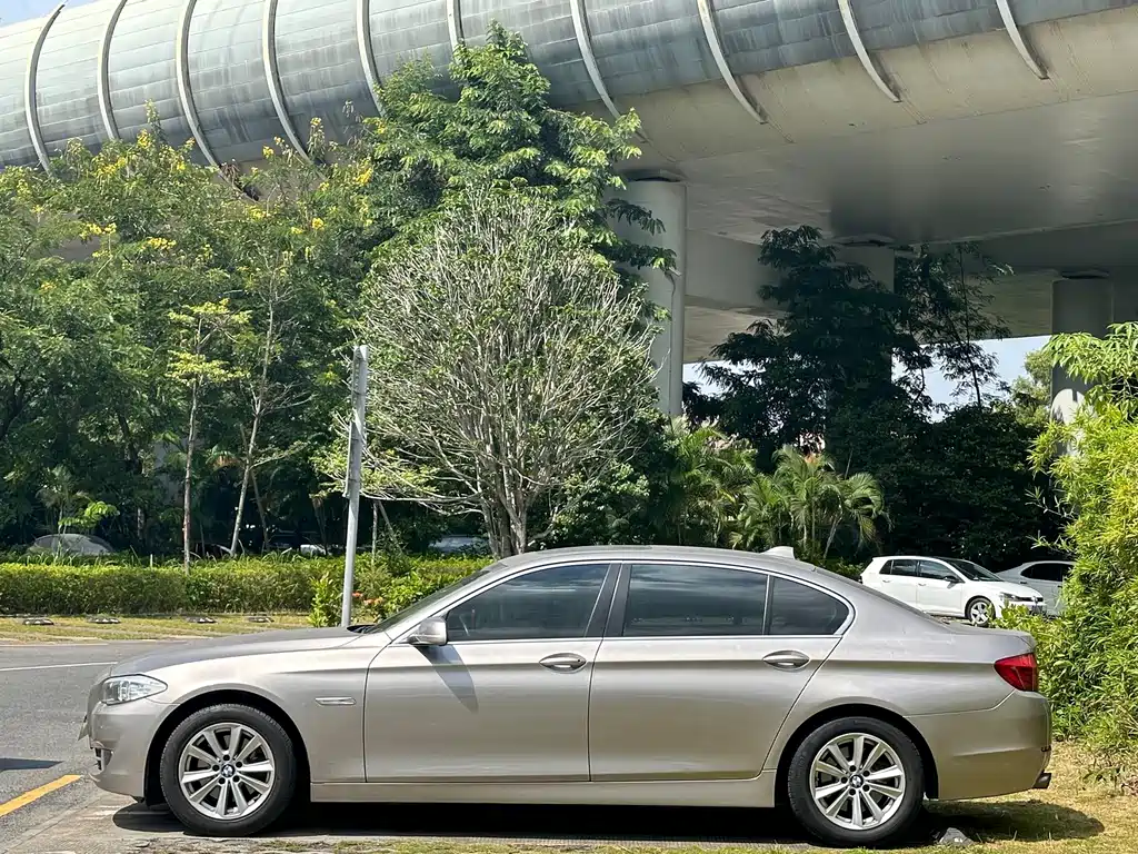 BMW 5 Series — миниатюра 7