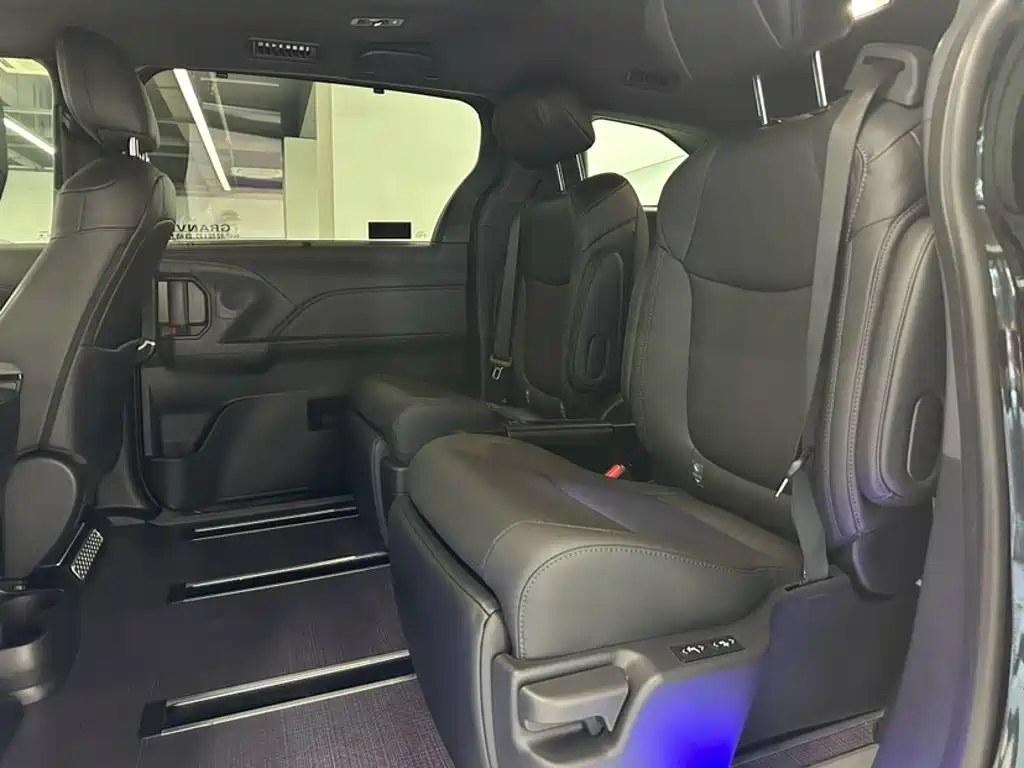 Toyota Sienna — миниатюра 19