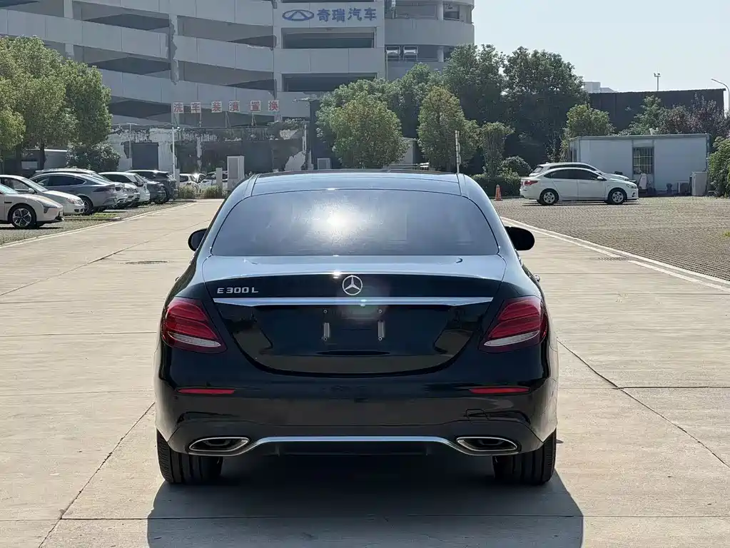 Mercedes-Benz E-Class — миниатюра 6