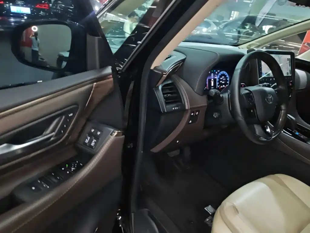 Toyota Alphard — миниатюра 16