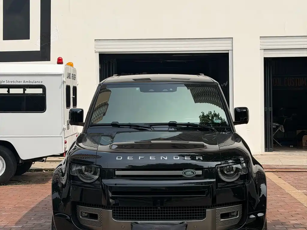 Land Rover Defender 2024