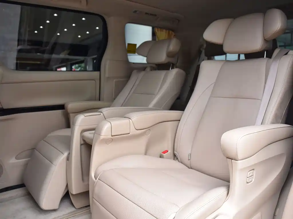 Toyota Alphard — миниатюра 9