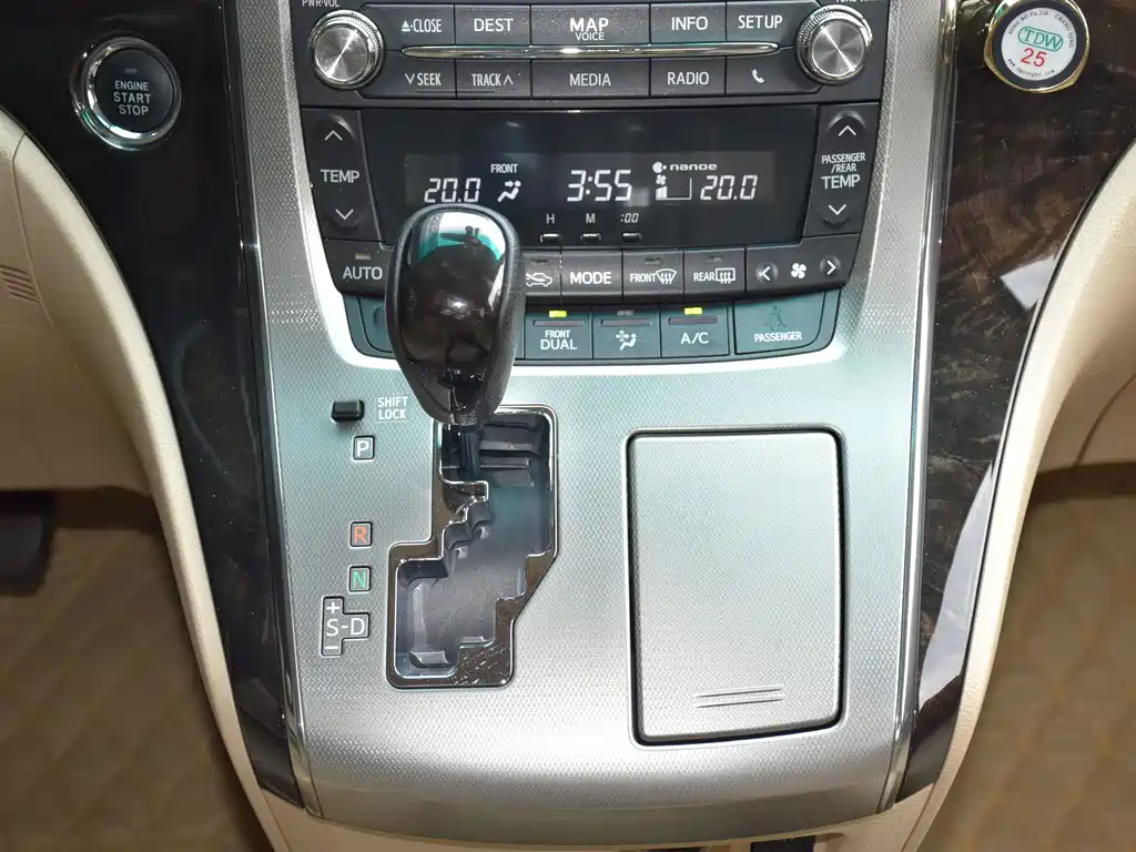 Toyota Alphard — миниатюра 11