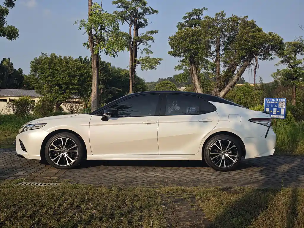 Toyota Camry — миниатюра 4