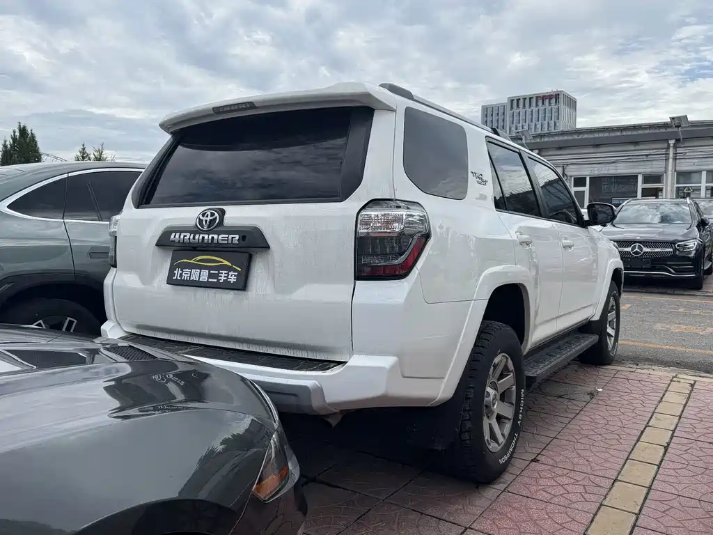 Toyota 4Runner — миниатюра 13