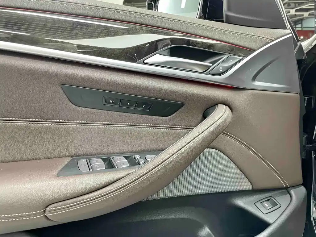 BMW 5 Series — миниатюра 13
