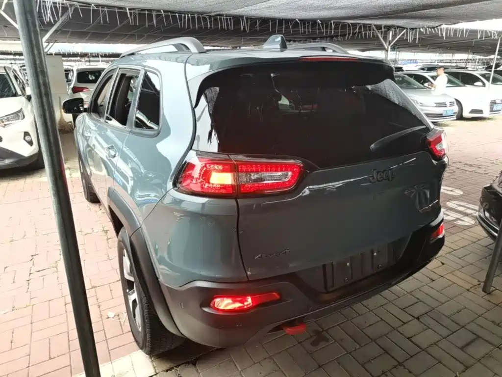 Jeep Cherokee (Import) — миниатюра 5