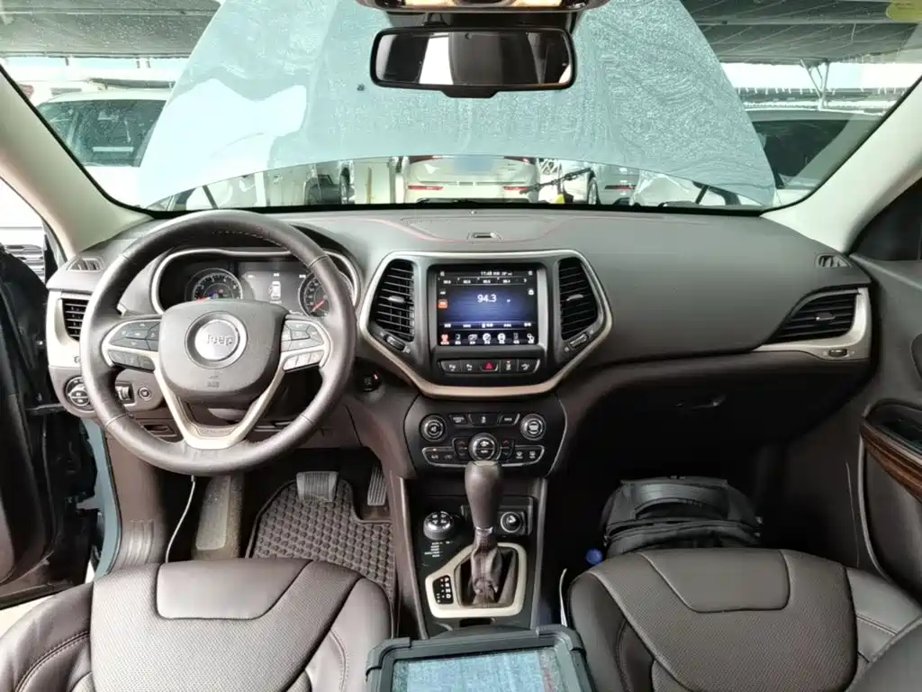 Jeep Cherokee (Import) — миниатюра 10