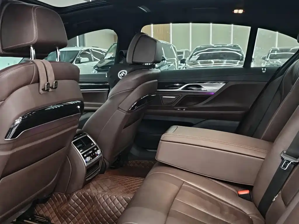 BMW 7 Series — миниатюра 7