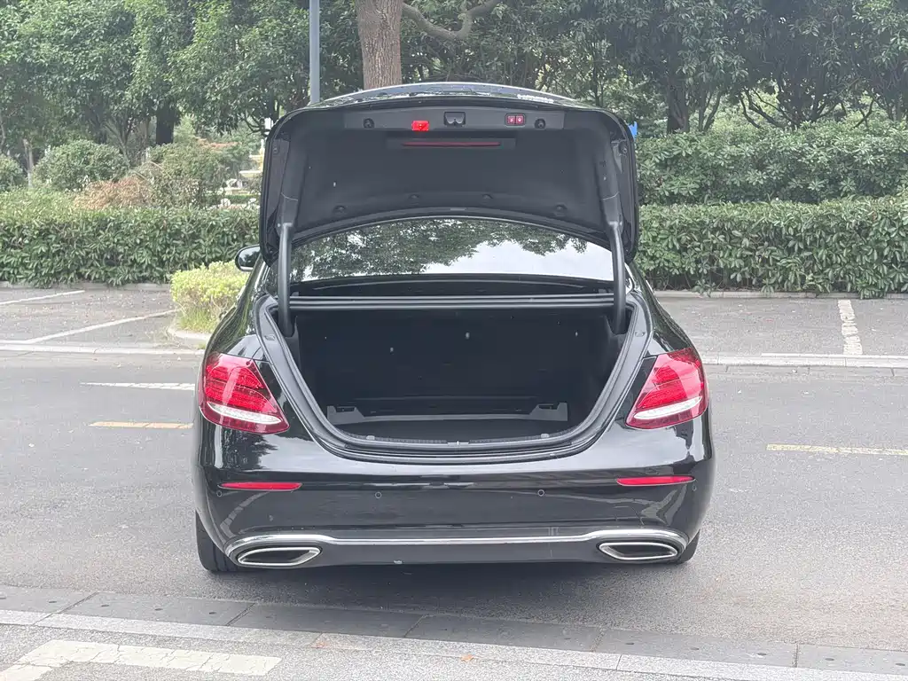 Mercedes-Benz E-Class — миниатюра 16