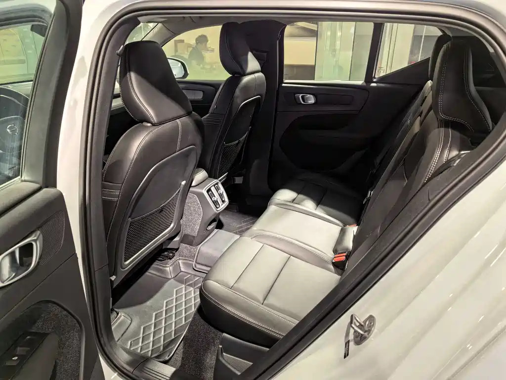 Volvo XC40 2025 B4 Luxury