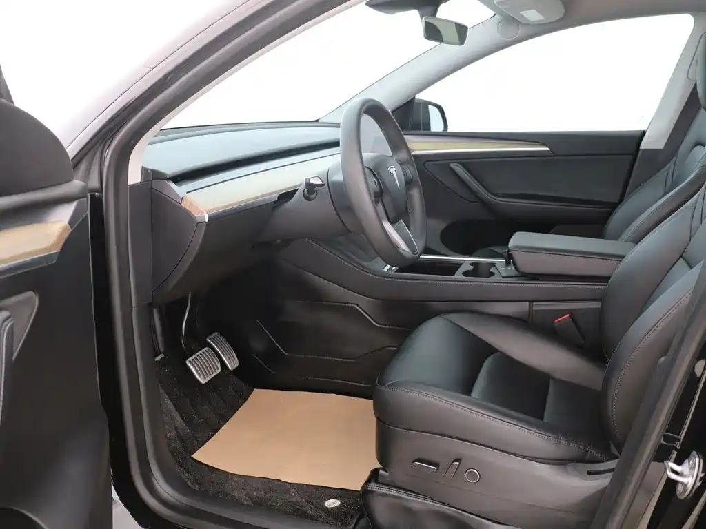 Tesla Model Y — миниатюра 4