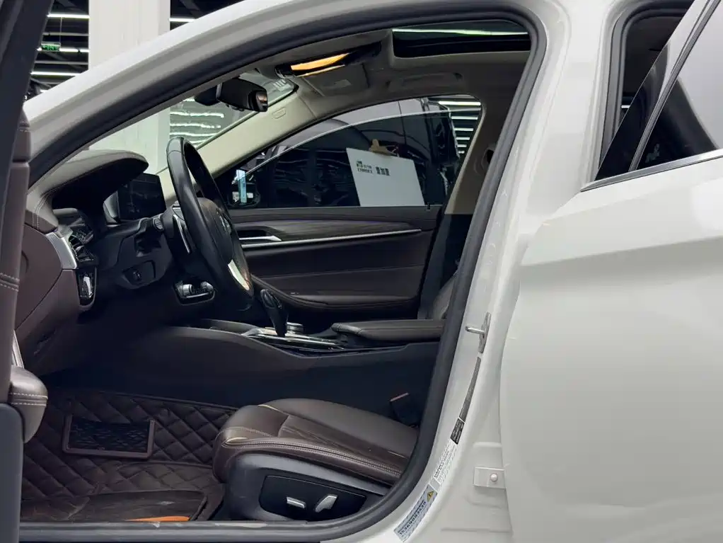 BMW 5 Series — миниатюра 8