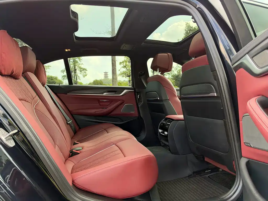 BMW 5 Series — миниатюра 11