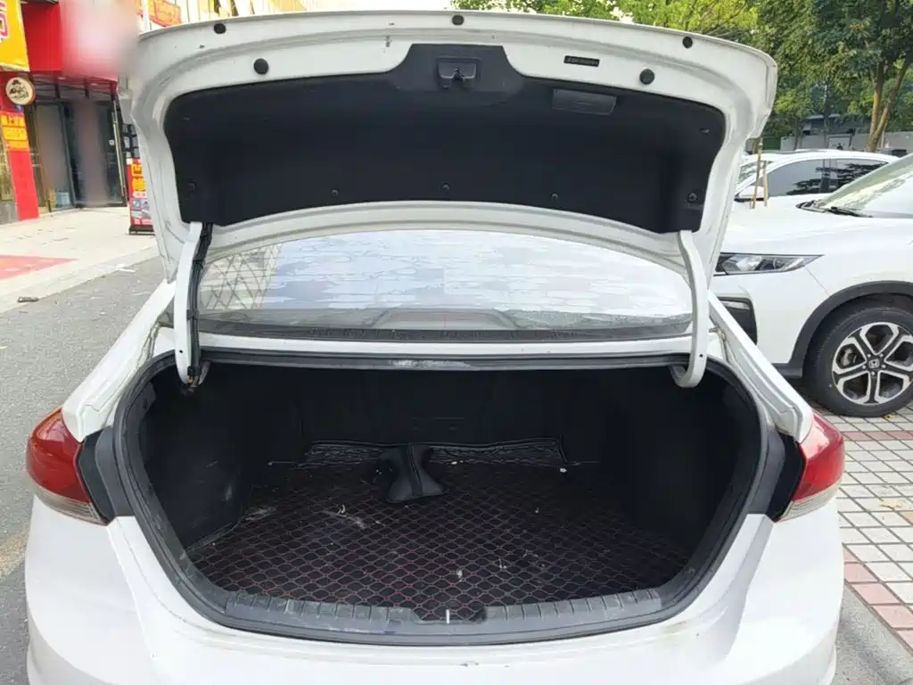Hyundai Elantra — миниатюра 19