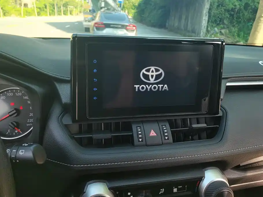 Toyota RAV4 — миниатюра 13