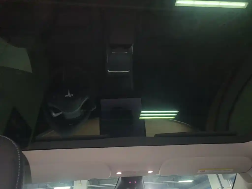 Tesla Model Y — миниатюра 18