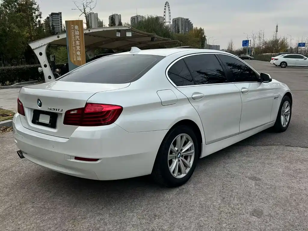 BMW 5 Series — миниатюра 8