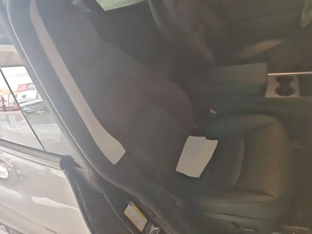 Tesla Model Y — миниатюра 25