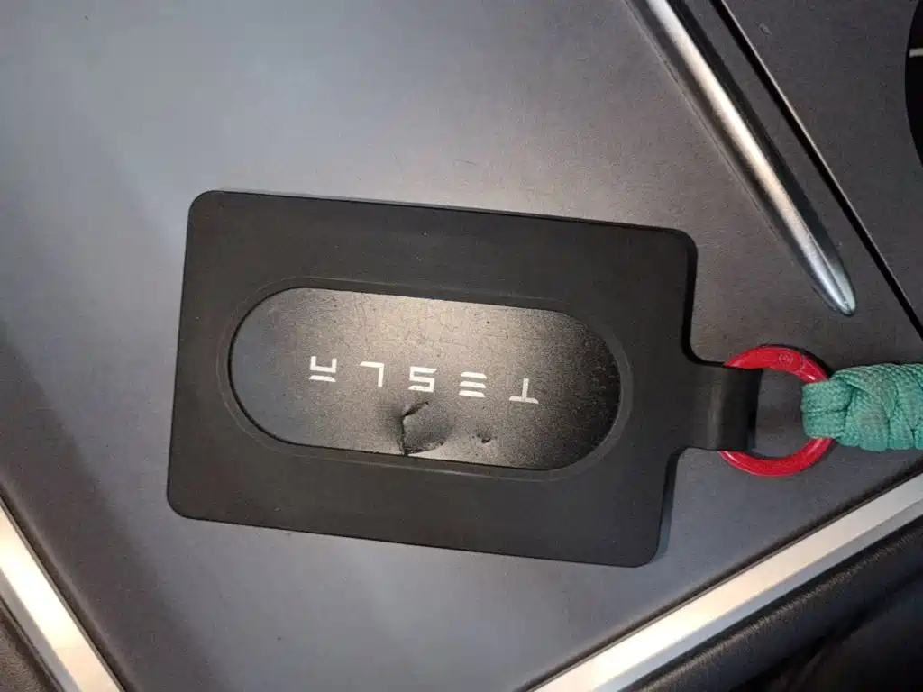 Tesla Model Y — миниатюра 9
