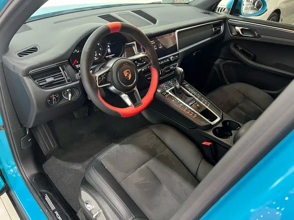 PORSCHE MACAN