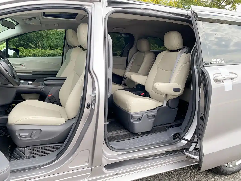 Toyota Sienna — миниатюра 17
