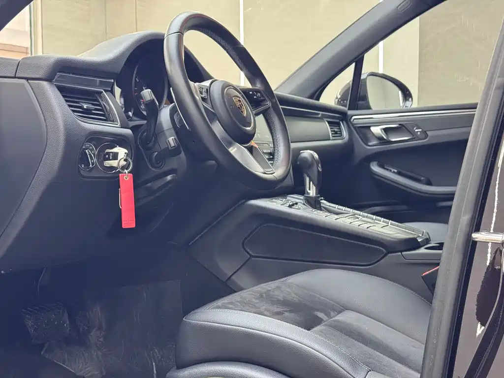 PORSCHE MACAN