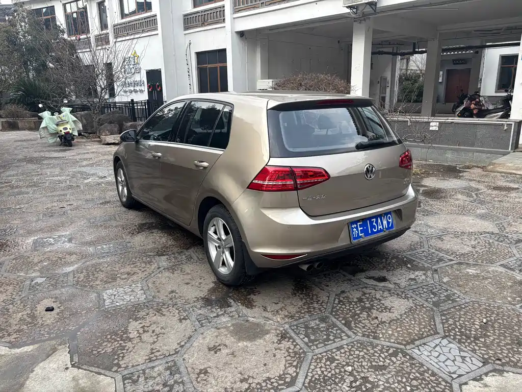 VOLKSWAGEN GOLF