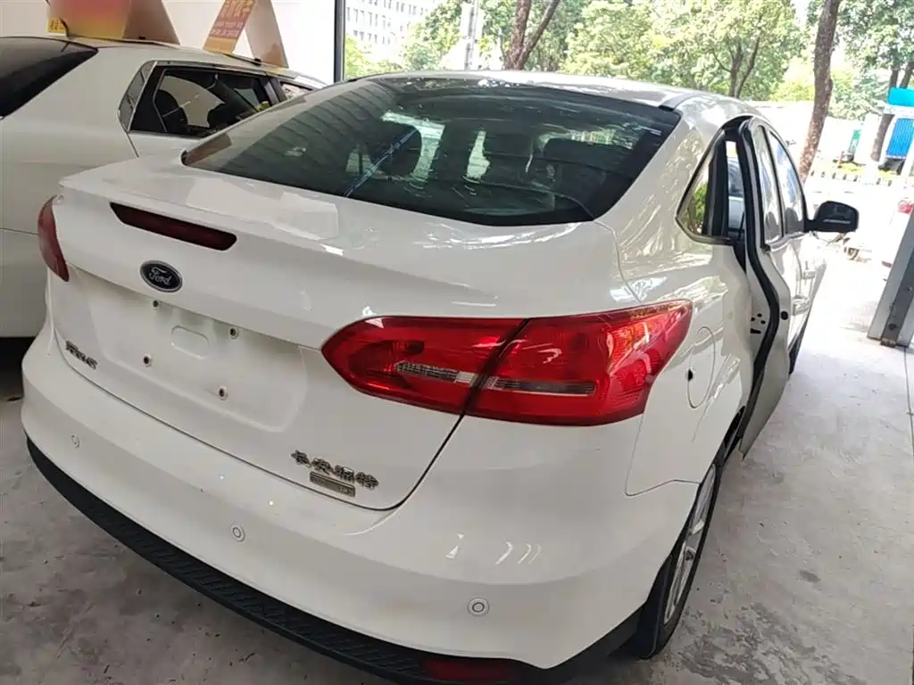 Ford Focus 2015 EcoBoost 125 AT