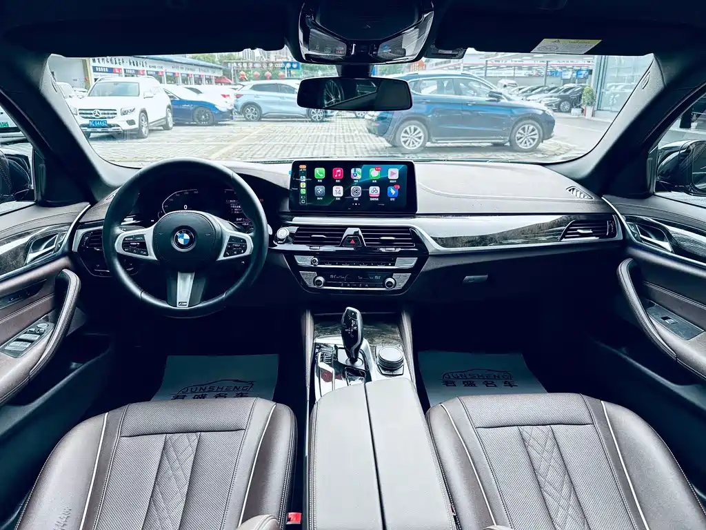 BMW 5 Series — миниатюра 8