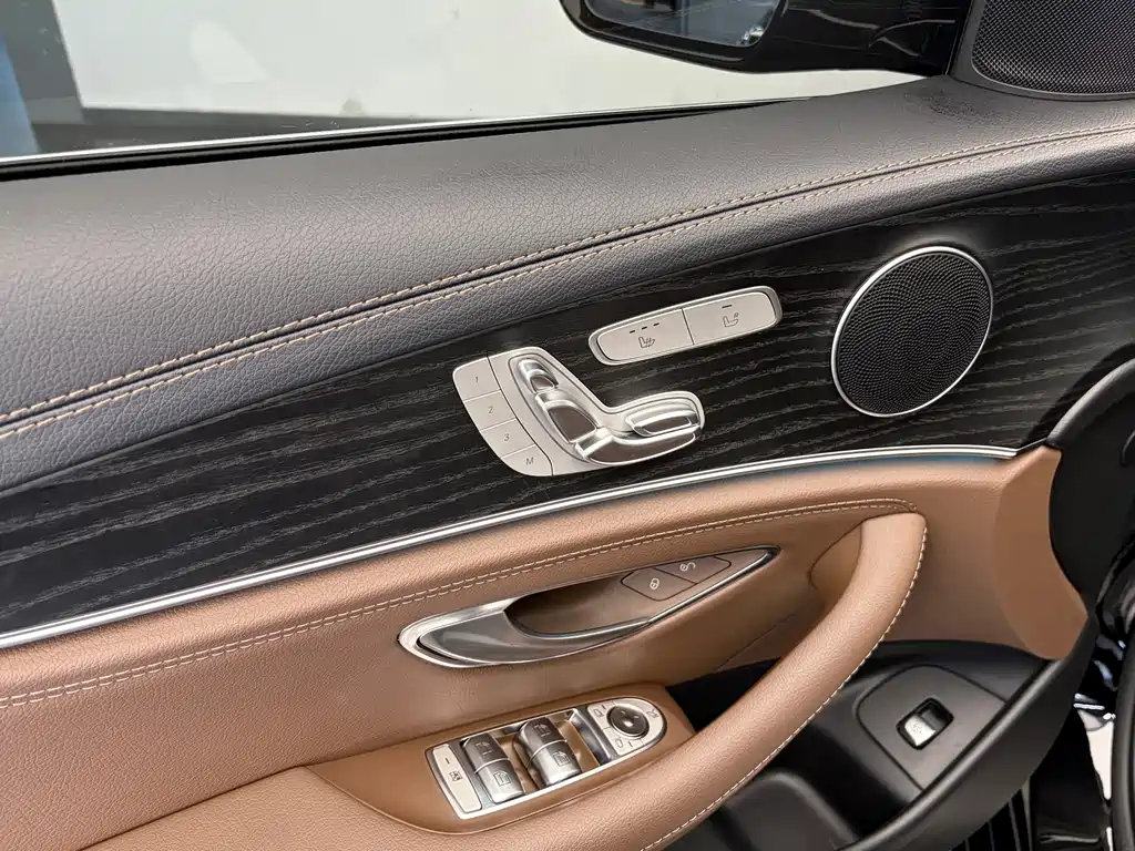 Mercedes-Benz E-Class — миниатюра 13
