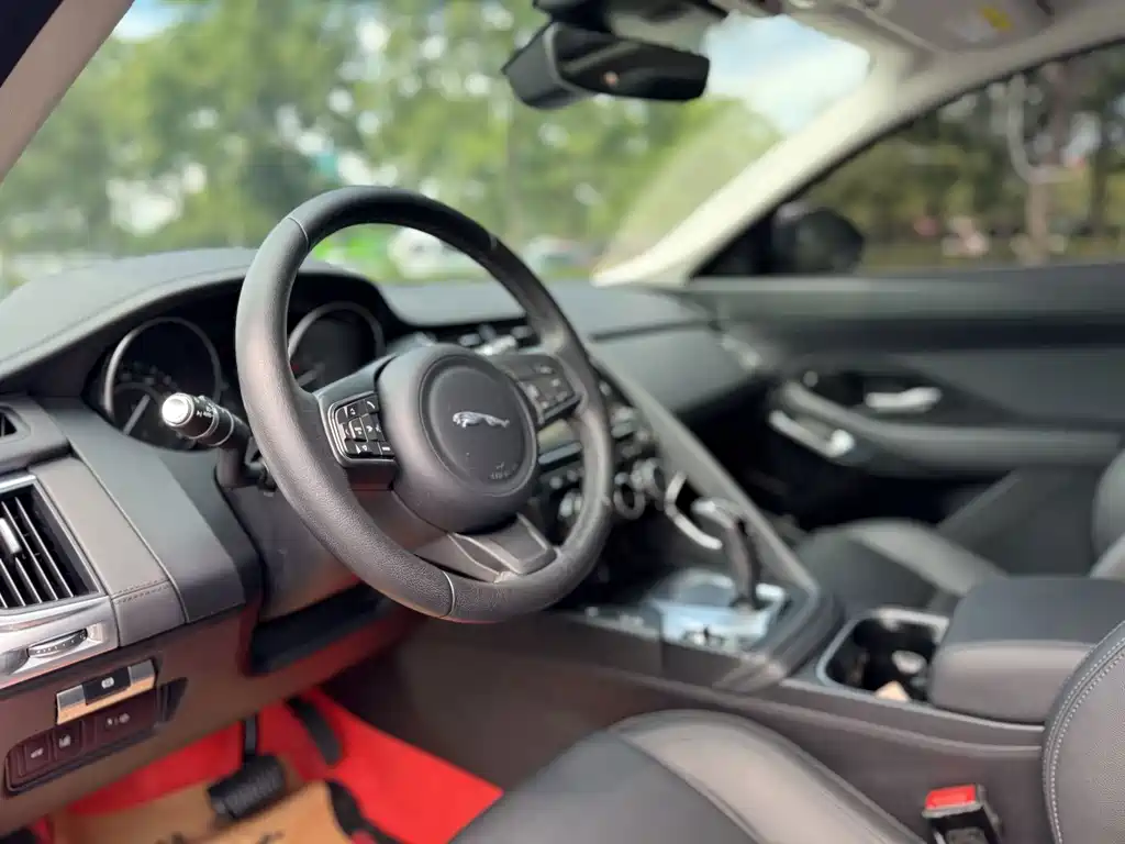 Jaguar E-PACE — миниатюра 5