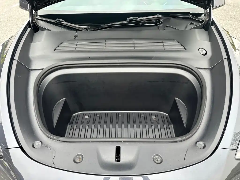 Tesla Model Y — миниатюра 13