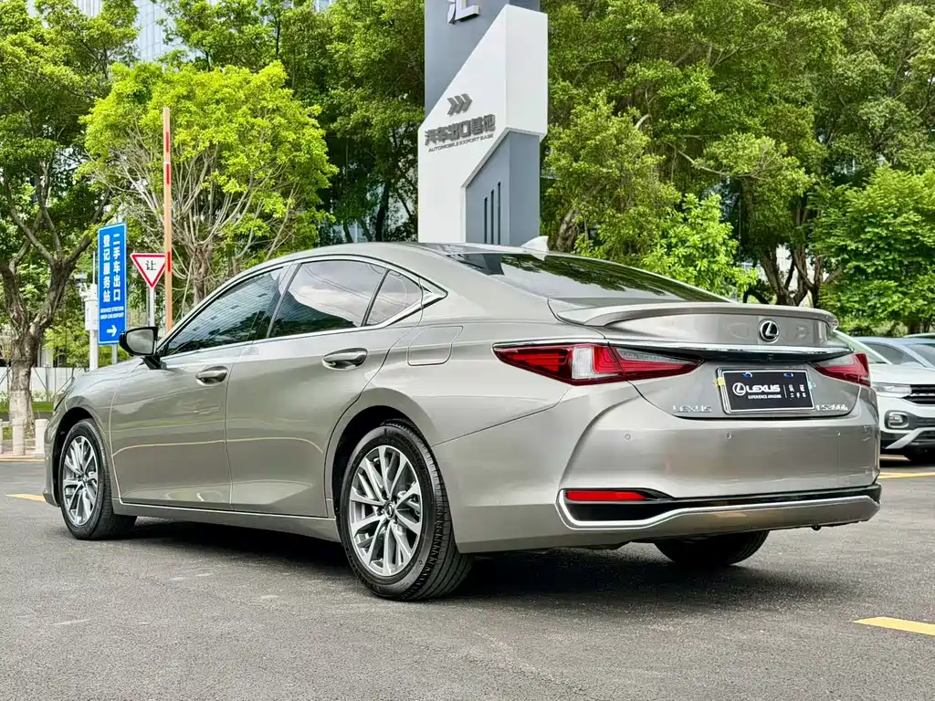 Lexus ES 2022 300h