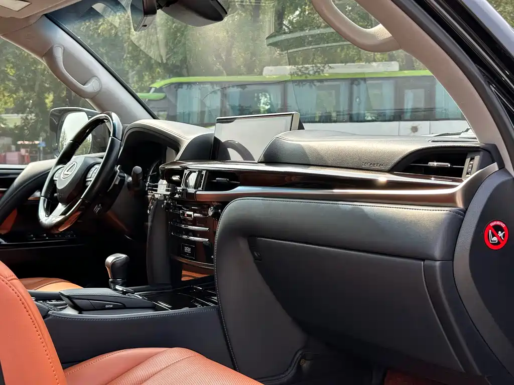 Lexus LX — миниатюра 6