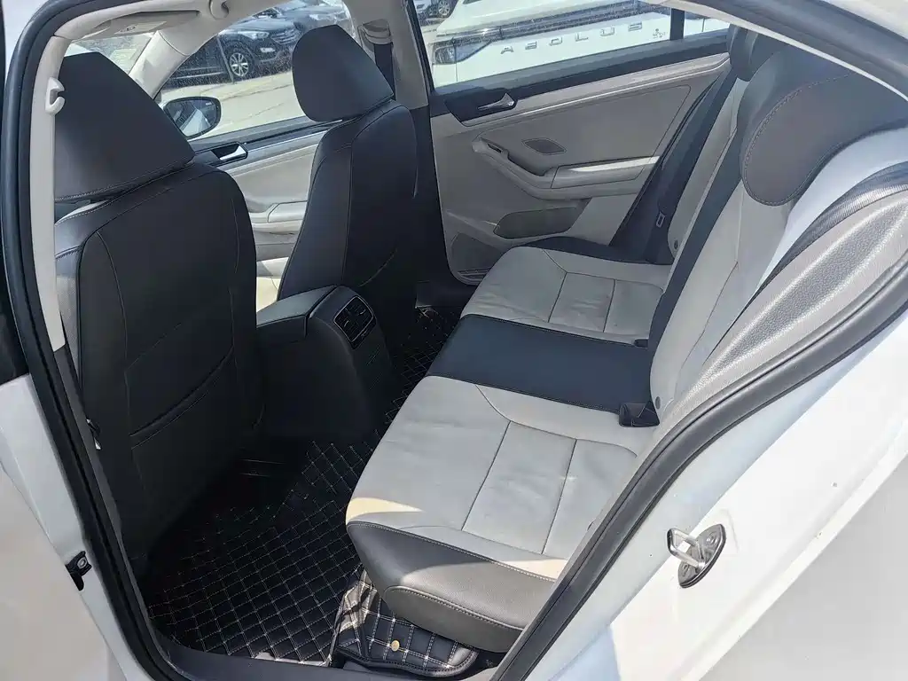 Volkswagen Sagitar 2015 1.6L AT Comfort