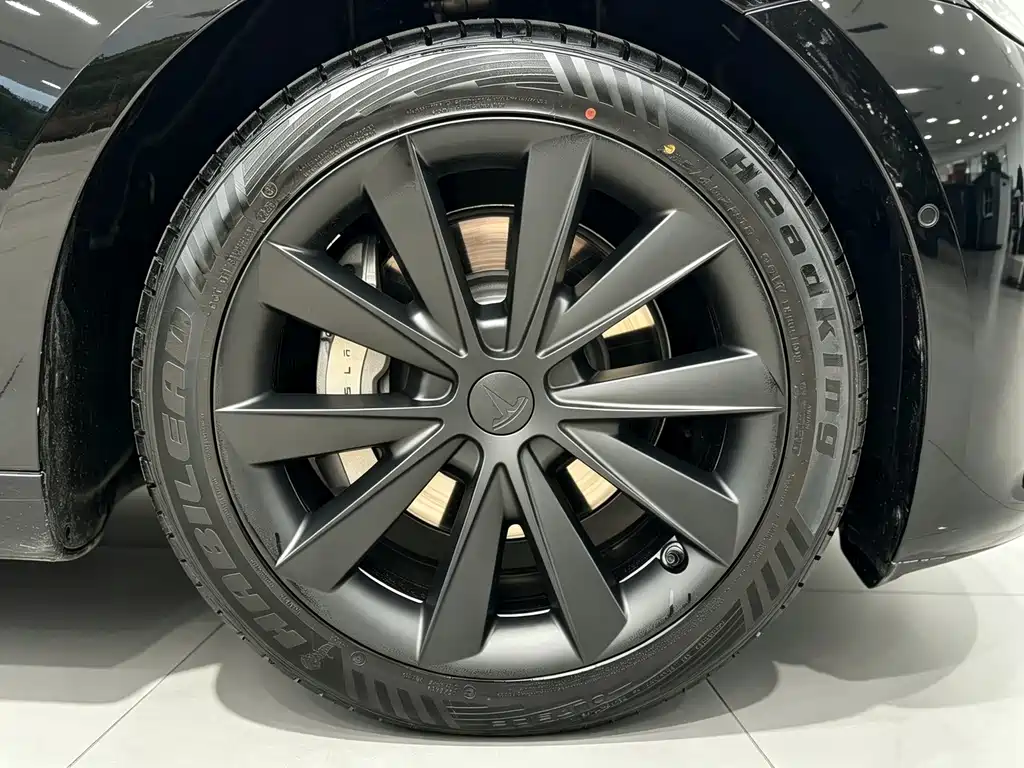 Tesla Model 3 — миниатюра 6