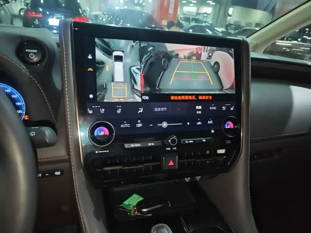 Toyota Alphard — миниатюра 13