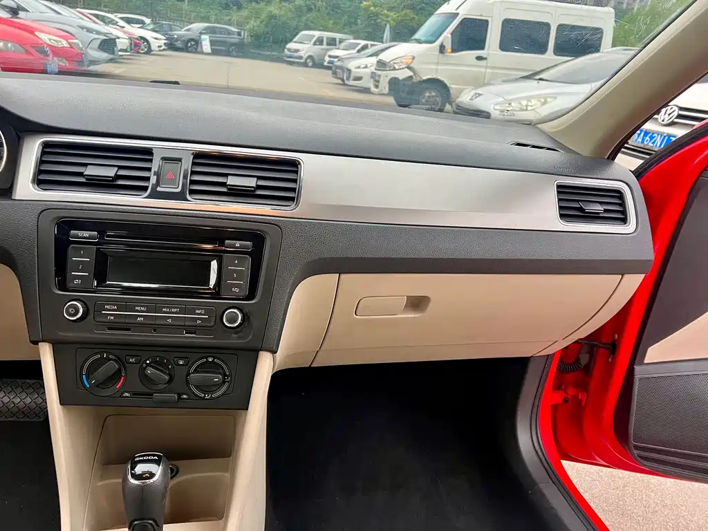 Skoda Rapid Spaceback — миниатюра 8