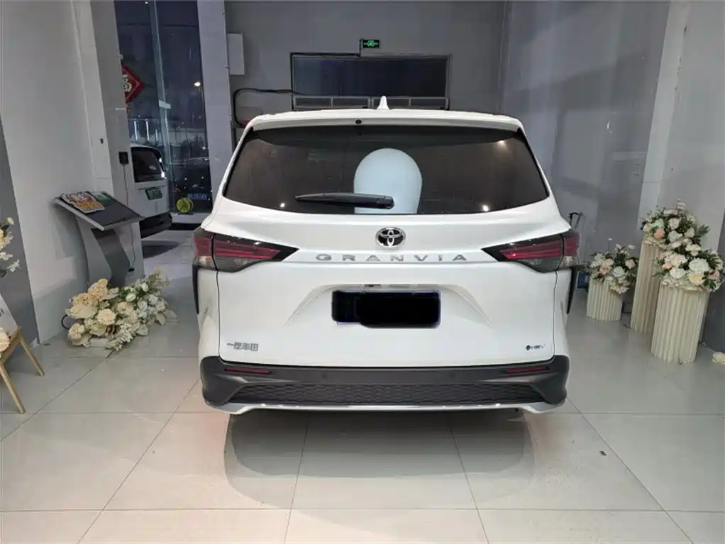 Toyota Granvia — миниатюра 10